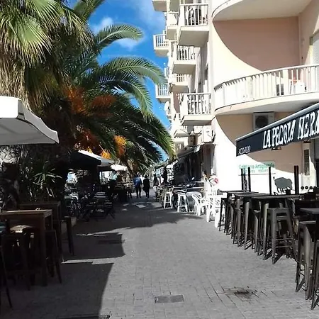 Beachfront Near The Station And Port, 5 Beds * Civitavecchia