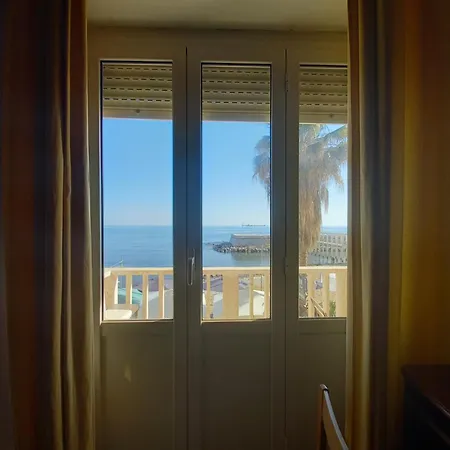 Beachfront Near The Station And Port, 5 Beds *