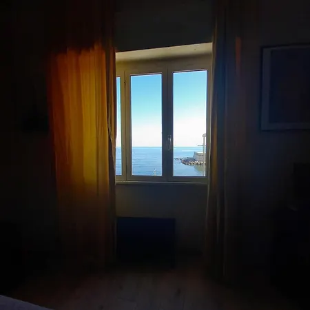 Beachfront Near The Station And Port, 5 Beds Civitavecchia