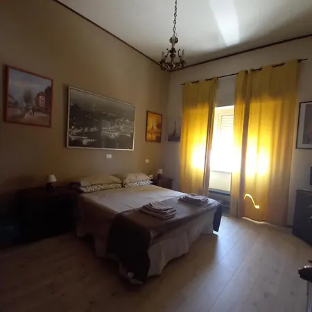 Beachfront Near The Station And Port, 5 Beds Hébergement de vacances