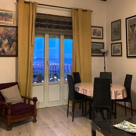 Beachfront Near The Station And Port, 5 Beds Hébergement de vacances *